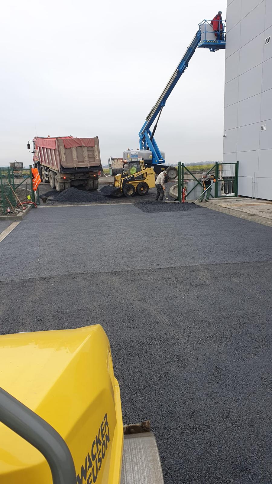 Implementarea unui sistem de drenaj eficient în proiectul de asfaltare a căii de acces industriale 4 Implementarea unui sistem de drenaj eficient în proiectul de asfaltare a căii de acces industriale 3