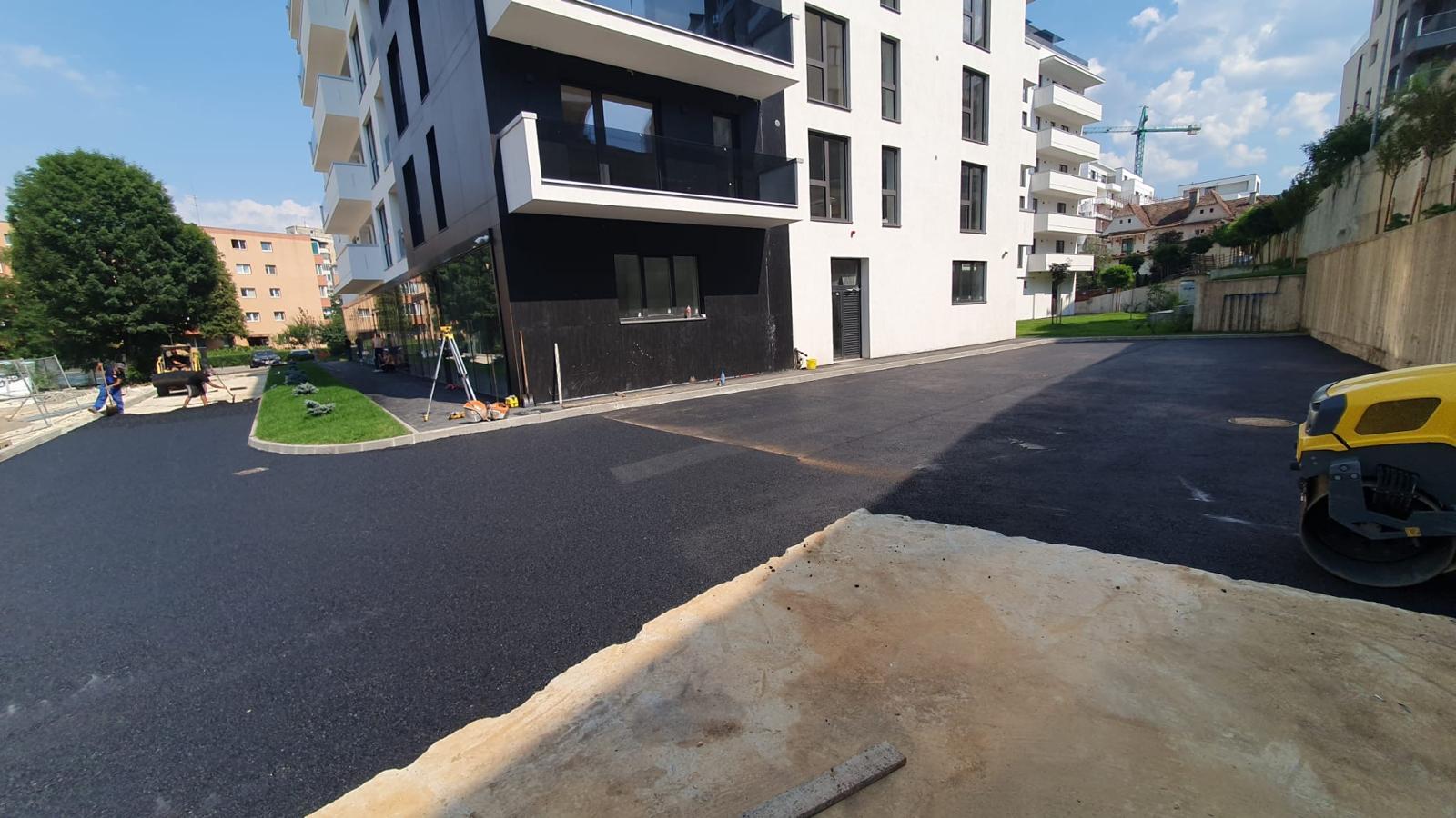 Asfaltarea eficientă a drumurilor de acces pentru noul complex rezidențial SkyView 2 Asfaltarea eficientă a drumurilor de acces pentru noul complex rezidențial SkyView 1